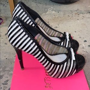 • Deandra Sandals•